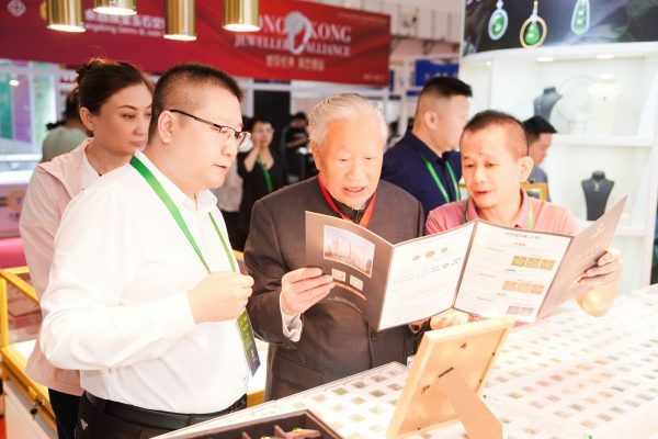 The brand’s strength lies in its robust gemstone supply chain, built over decades of global partnerships, ensuring access to top-tier materials